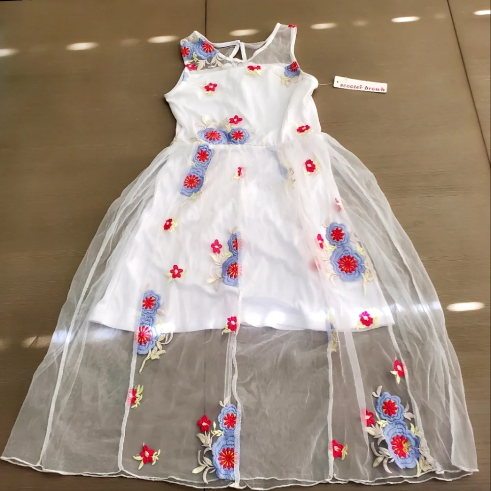 NWT Beautiful white flower dress, size 8
